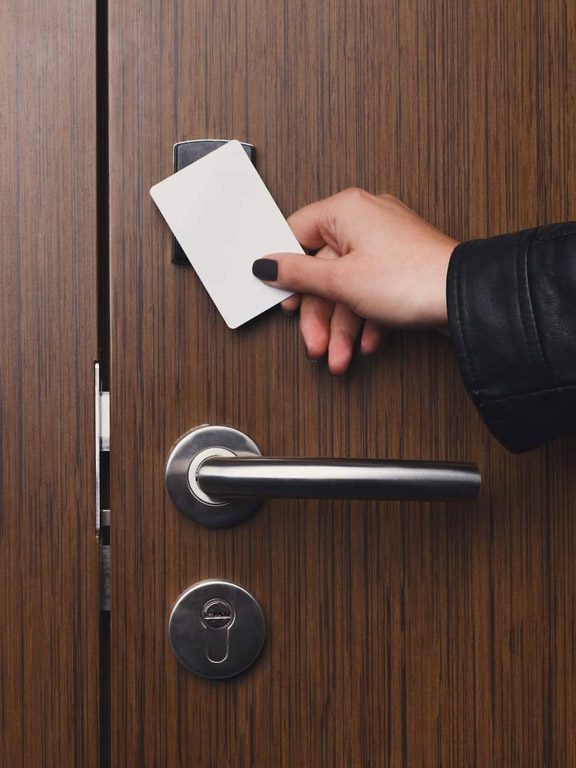 Puertas de seguridad con cerradura digital y electronica